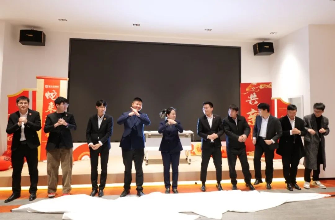 蛇來運轉(zhuǎn)，共征新程——東方龍商務(wù)年度慶典璀璨落幕！